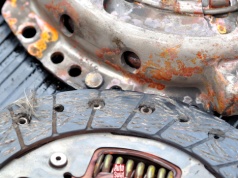 Te częste błędy niepostrzeżenie niszczą sprzęgło w twoim samochodzie