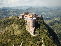 Po wybuchu paniki zginęło 30 osób w turystycznej atrakcji na Haiti. Ofiar może przybywać