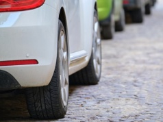 Jeździsz tak latem? To błąd. Droga hamowania rośnie i ryzykujesz kosztowną stłuczkę