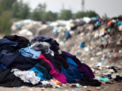 Gdzie bezpiecznie oddać używane ubrania w Warszawie? Tylko sprawdzone metody