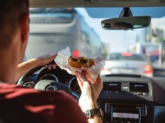 Kanapka za kierownicą? W skrajnym przypadku może kosztować nawet 3000 zł