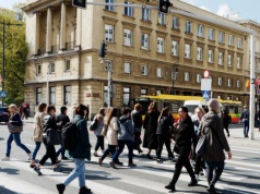Wynagrodzenia hamują, ale firmy nie rezygnują z podwyżek. Nowe dane