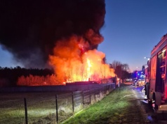 Duży pożar zabudowań w Czersku. Akcja trwała całą noc