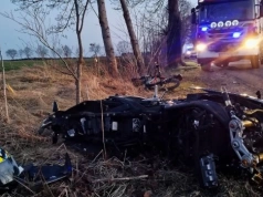 Motocyklista zjechał na pobocze i uderzył w toyotę. Trafił do szpitala