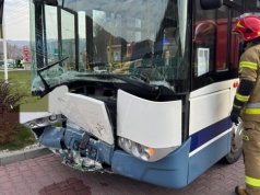 Volkswagen zderzył się z autobusem w Wiśle