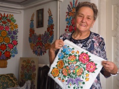 Z malowanej wsi do Tarnowa. Bernadetta Słota opowie o swojej przygodzie z pędzlem i kwietnymi wzorami