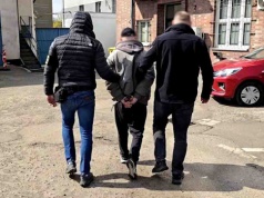 Medycy pomagali 33-latkowi, ale ich zaatakował i kopał. Miał 3,5 promila alkoholu