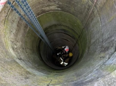 Kot odnaleziony po trzech dniach. Strażacy wyciągnęli go z 12-metrowej studni