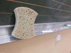 W cudzysłowie czy w cudzysłowiu? Rodzice wciąż się mylą. Błąd językowy słychać codziennie