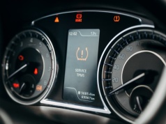 Każdy kierowca powinien znać ten trik. Kontrolka TPMS przestanie straszyć