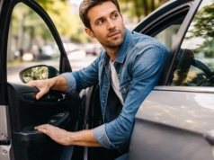 W Niemczech dostaniesz mandat za złe wysiadanie z auta. Kierowcy są zaskoczeni