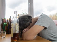 Rano smażą naleśniki i odwożą dzieci do szkoły. Potem sięgają po małpkę