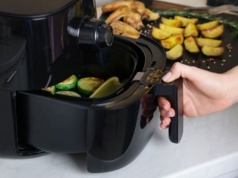 Carrefour wycofuje air fryery. Zamiast obiadu, ryzyko porażenia prądem