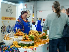 Radość tradycji widać tu na każdym kroku – w kolorach, smakach i rozmowach