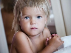 "Naga mama" wychowuje dzieci bez wstydu. Jedni mówią: zdrowe, inni: traumatyczne