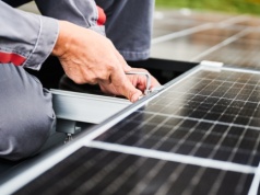 Fotowoltaika wchodzi na bloki. Spółdzielnie oferują panele na dachu