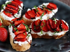 Truskawki w wytrawnej wersji? Te z grzankami smakują wybornie!