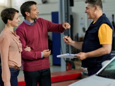 Smartfon zamiast rozmowy? Zrozum potrzeby różnych pokoleń klientów warsztatu