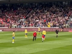 Dziecko na murawie przy Kałuży. „Zostaw kibica”