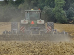 Nastolatek potrącony przez traktor w czasie prac polowych. Chłopiec w szpitalu