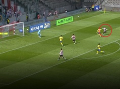 Arka opuszcza strefę spadkową. Aż cztery gole i zaskakujący "intruz" na boisku