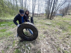 Ludzie wyrzucają tu „małpki”, a nawet stare opony