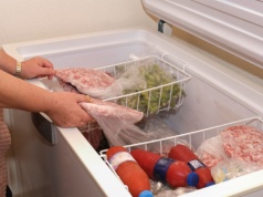 Wędliny, sery, warzywa. Jakie produkty nie nadają się do zamrażania? Poradnik na przyszłość