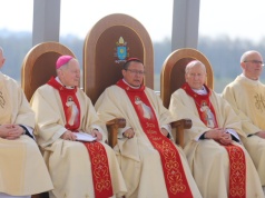 Kard. Grzegorz Ryś w Łagiewnikach: „Nie wystarczy dać człowiekowi chleb, koszulę czy miejsce do spania” (Galeria)