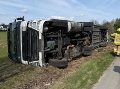 Wypadek pojazdu ciężarowego w Nowej Wróblinie. Jedna osoba poszkodowana