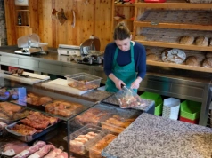 Zamiast sprzedaży świń i bydła – chleb i boczek. Tak zarabia to gospodarstwo