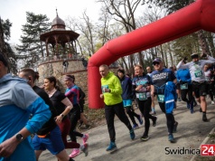 Biegacze opanowali Park Młodzieżowy. Wiosenna inauguracja Świdnickich Biegów Parkowych