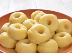 Babcia dodaje to do klusek śląskich. Wychodzą sprężyste i nie kleją się