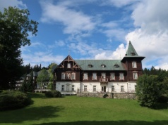 Czyste powietrze i górski klimat. To uzdrowisko tuż przy granicy zachwyca ciszą i naturą