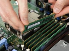 Popyt na pamięć dopiero eksploduje. Dell kreśli czarny scenariusz