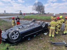 Chrzanów. Pijany kierowca wjechał w pociąg pasażerski, wiózł ze sobą syna