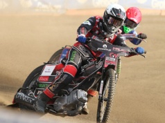 Żużel. Groźny upadek w Krośnie. Najpierw niezdolny do jazdy, potem wrócił na tor!