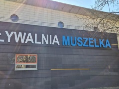 Targówek. Nowy neon Muszelki podzielił internautów. "Pasuje jak pięść do oka"