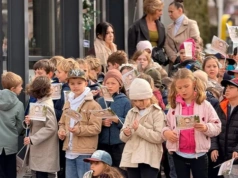 90 lat SP1 w Imielinie plenerowa wystawa zdjęć przyciągnęła mieszkańców i absolwentów