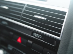 Ten zapach z kratek wentylacyjnych to alarm. Może oznaczać problem w układzie auta