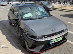 Sportowy elektryczny Hyundai wjechał w auto przewozu osób. Jedna osoba ranna