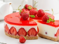 Orzeźwiające cudo z truskawkami – przepis na wyjątkowy sernik na zimno