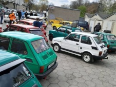 Miłośnicy Fiatów 126p rozpoczęli sezon. Był przejazd po mieście, wizyta pod ceramiką i ognisko
