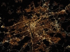 Ziemia po zmroku jest coraz jaśniejsza. Oto co naprawdę ujawniają mapy nocnego nieba