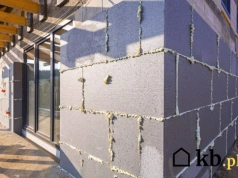 Ten styropian może w upale odpaść od ściany. Nie nadaje się na każdą elewację