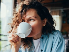 Dlaczego kelnerzy podają do kawy wodę? Powód może zaskakiwać