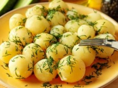 Zanim wrzucisz młode ziemniaki do garnka, schowaj obieraczkę i nóż. Jedyny sposób, by wyszły idealnie