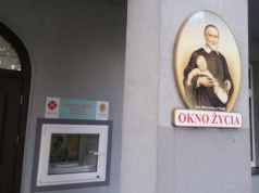 Noworodek pozostawiony w oknie życia w Kartuzach