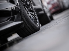 Kierowcy odkładają to na później. Efekt? Dłuższa droga hamowania i większe ryzyko