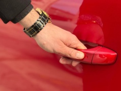 Wiele osób widzi to na klamce samochodu, mało kto wie, czym jest. Funkcja oszczędza czas