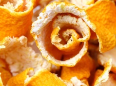 Nie wyrzucaj skórek z popularnego owocu. Włóż je do mikrofalówki i zobacz, co się stanie